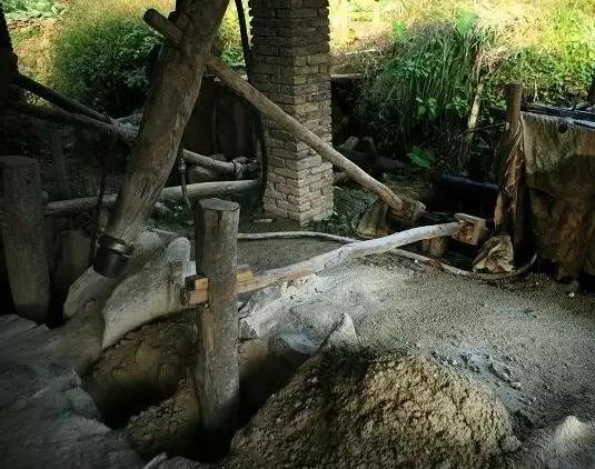 再利用水碓舂打成粉状从矿区采取瓷石,先以人工用铁锤敲碎至鸡蛋大小