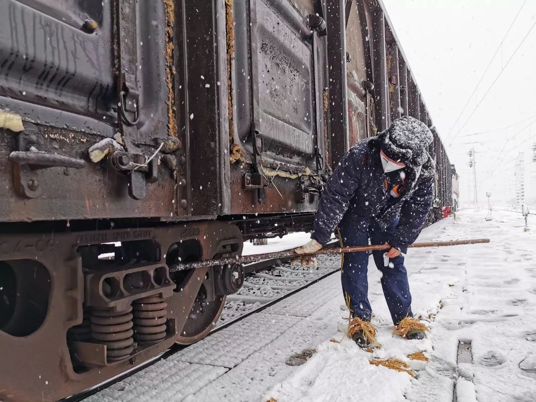 下雪了!你们眼中的风景,他们眼中的命令