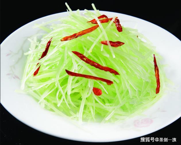 材料:莴笋,盐,白糖,红尖椒,花椒,醋,生抽,蒜,油 做法: 1.