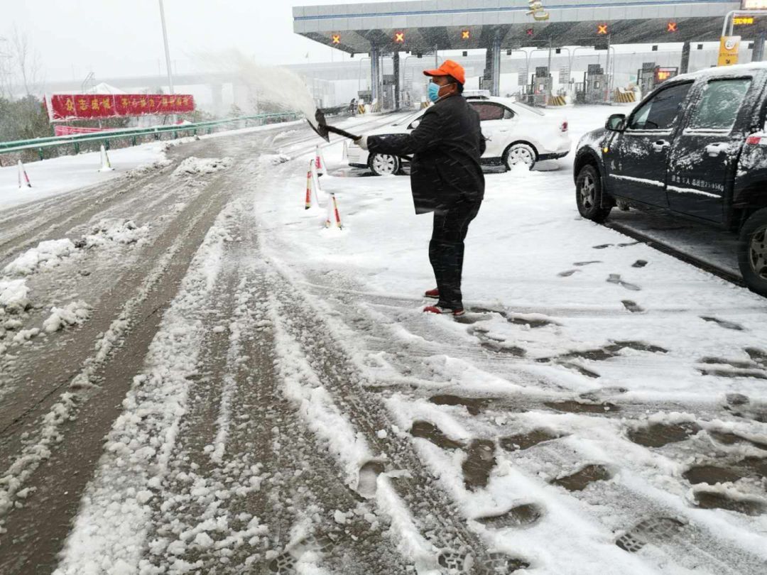 行动起来大雪中淮南交通人为你的出行保畅通