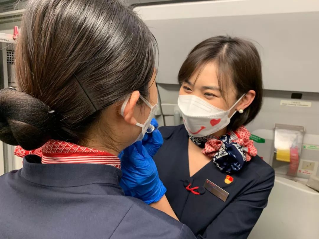 抗疫先锋东航乘务长任婕始终处于待命状态