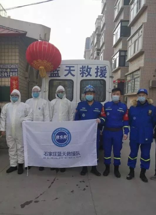 摘下头套就能看到湿了的头发石家庄蓝天救援队青年先锋队筑防疫青春