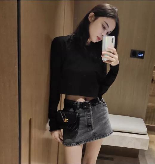 原创古力娜扎的对镜自拍每次都在一个地方可状态却是大不相同