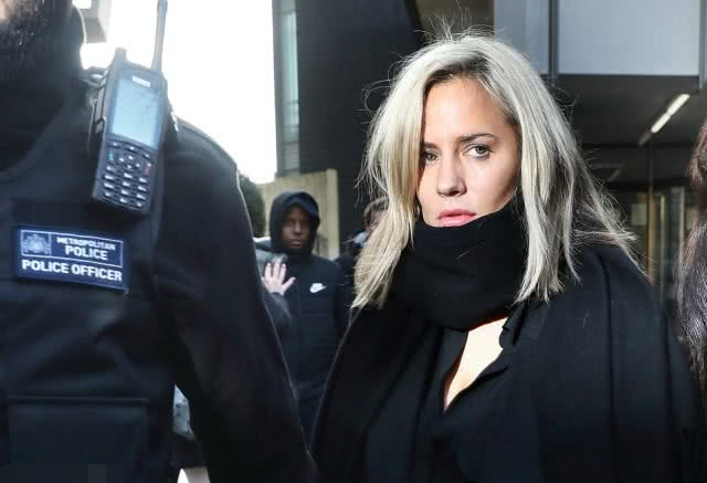 著名主持人在家中自杀,年仅40岁,生前患抑郁症_卡罗琳·弗拉克