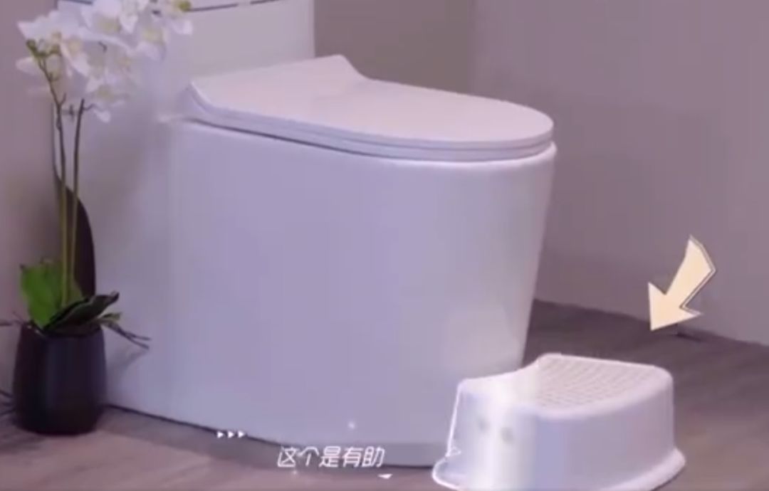 原创欧阳娜娜自爆厕所小癖好,亲自上马桶演示,这年头女明星真是拼!