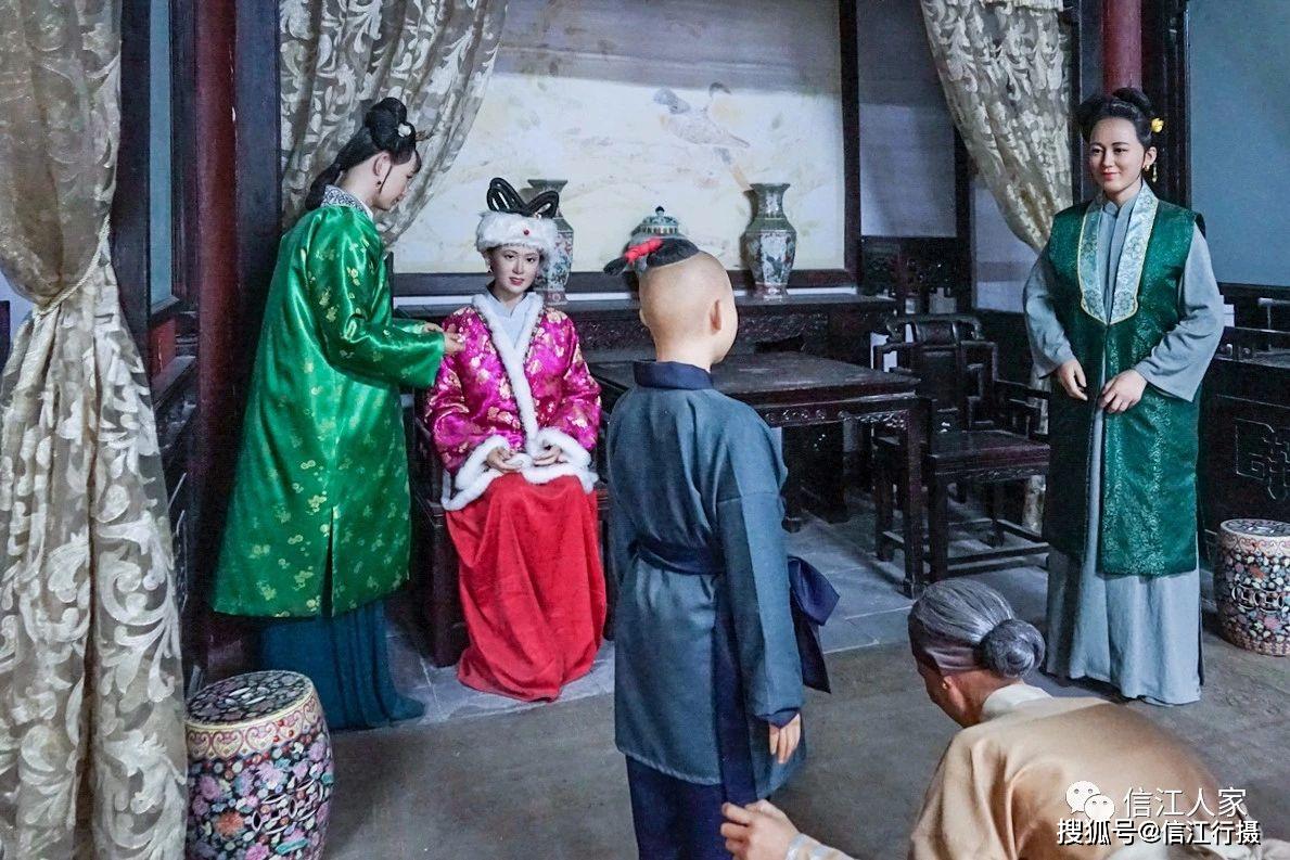 正邪交赋,善恶兼备,非常能干,18岁嫁入贾府,主持荣国府,协理宁国府