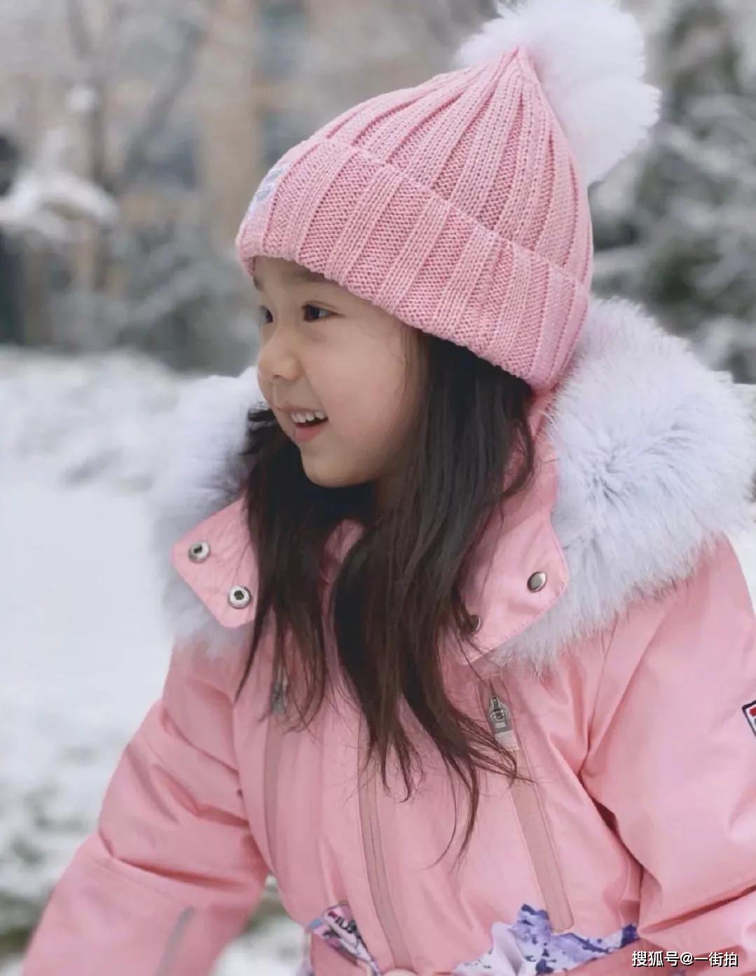 董璇女儿3岁美出天际穿粉色套装雪地玩耍美人胚子像极高云翔