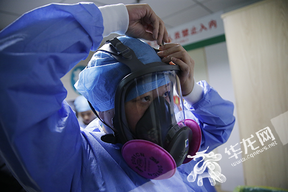 穿上三级防护服戴三层手套他们是离病毒最近的情报员