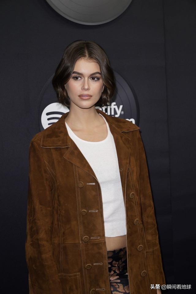 超模凯雅·杰柏 装扮清新 大秀美腿气质绝佳