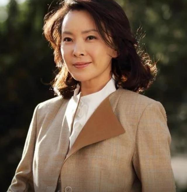 她是张嘉译前妻离婚后爱上孙红雷没成想最终却嫁给了他