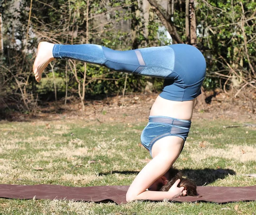 为支点倒立过来,双腿合拢,和上身呈90度的夹角向前抻直,双脚尖绷直