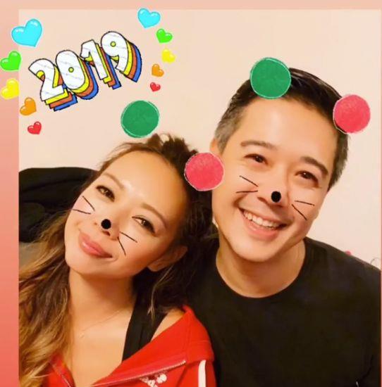 钟丽淇晒出一家四口感谢网友,8岁仍未能开口说话的女儿笑容甜美_老公