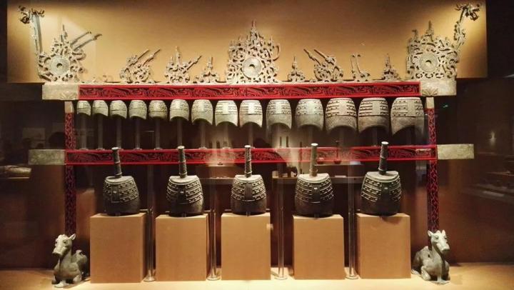 铜编钟长信宫灯整体造型是一个跪坐的宫女,宫女的身体为中空,头部和