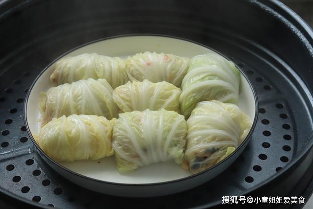 拌匀备用6.1勺生抽,1勺味极鲜,适量的胡椒粉和盐5.把鸡肉,香