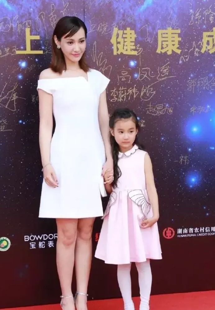 杨雪与女儿合照,披肩长发齐刘海,当妈后颜值回春似少女?_照片