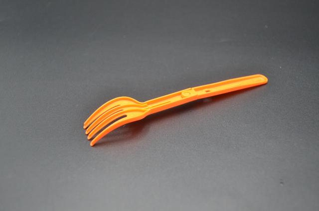 用完的泡面叉子先别扔,放在厨房特别实用,一年能省几百元,真棒