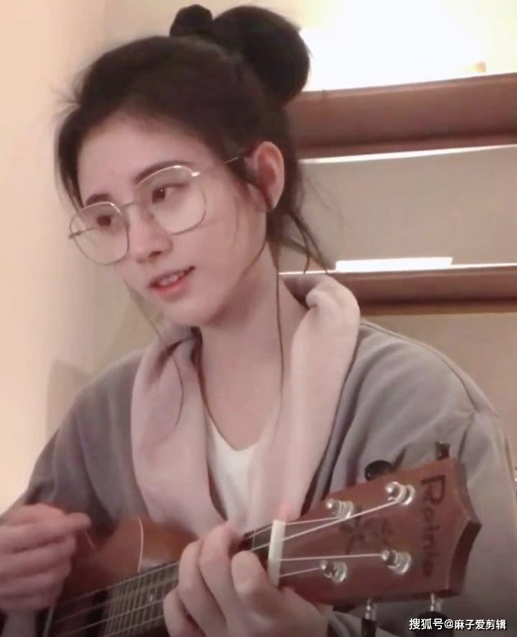 原创鞠婧祎宅家弹唱尤克里里,头发凌乱睡眼朦胧,动态下鼻子超自然