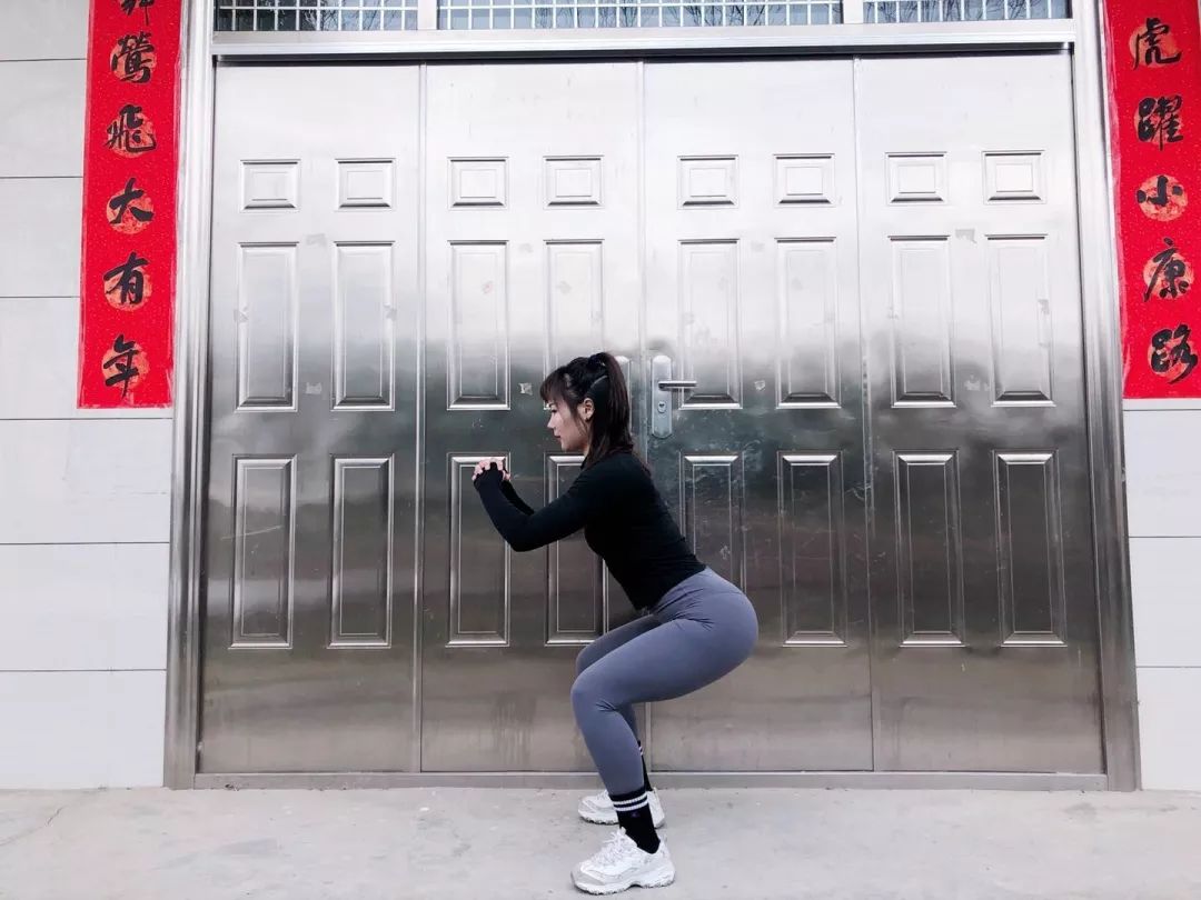 侧弓步蹲(16-20次)97拉伸大腿内侧,腿前侧肌肉升温3.