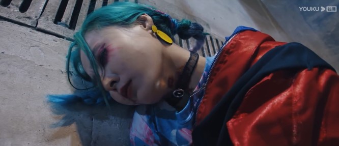 ⑤恐怖组织里的美女杀手造型也挺雷的,想模仿小丑女,最后造型却不伦不