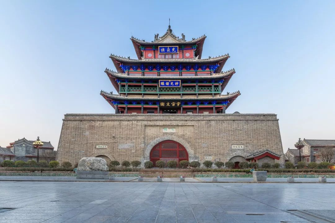 光岳楼建于明洪武七年,是中国四大名楼之一,是一种古老又宏伟的木构