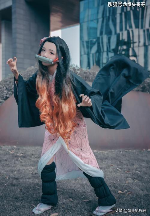 15岁萝莉cos祢豆子,为了秀腿绑上4个沙包,不怕练出肌肉?