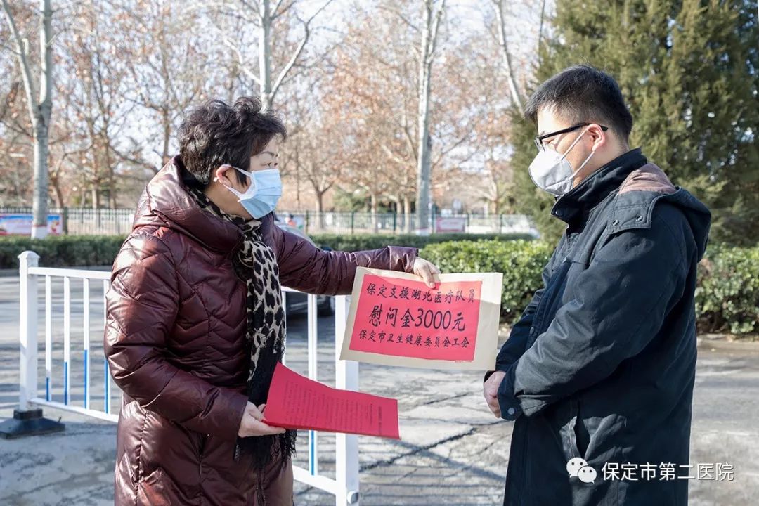 我院院领导看望慰问援武汉医疗队员家属_崔红卫