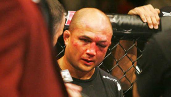 前ufc冠军街斗被一拳击倒这次又发生酒驾格斗都爱惹是生非