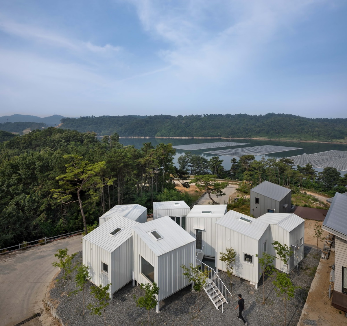 碧湖之畔,森林之间:飘浮立方体住宅 younghan chung architects