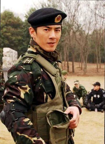 的军旅励志剧《我是特种兵》,饰演代号"孤狼特别突击队"队长高中队,后