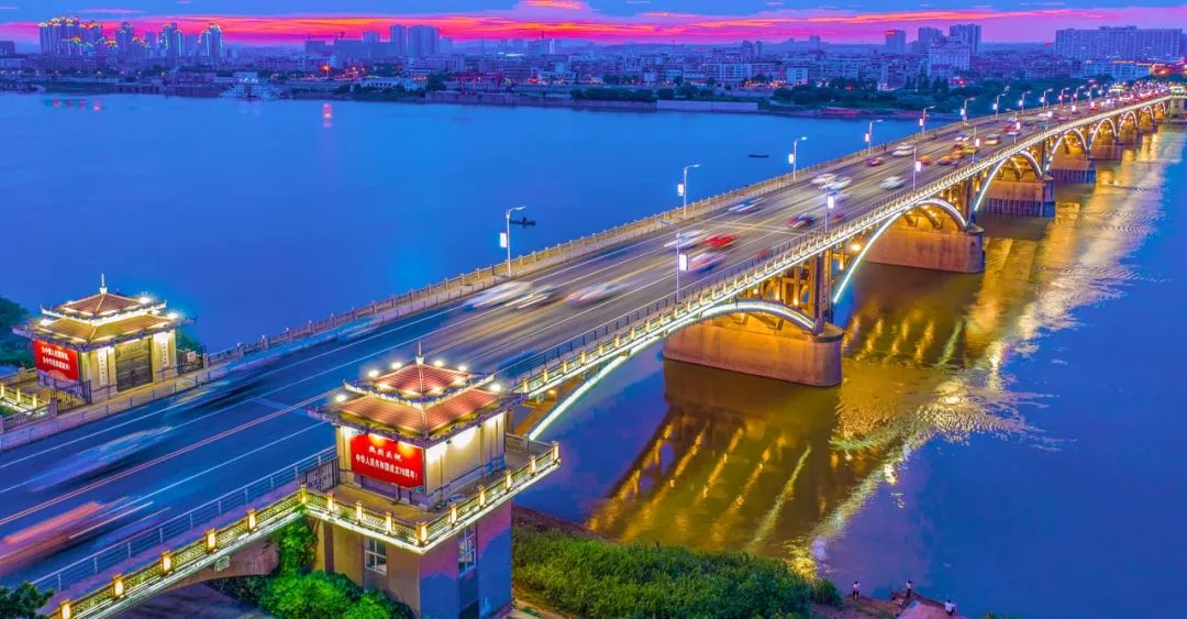 湖南湘江流经湘潭咱们从航拍的角度来飞阅这里的大桥