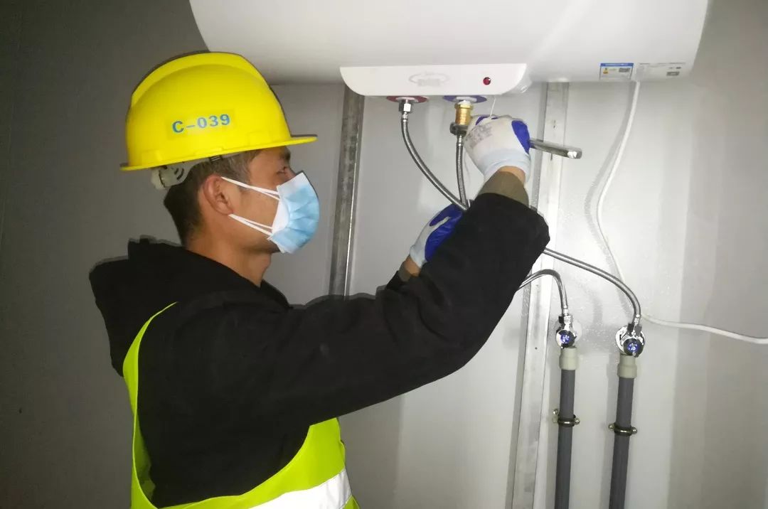 作业人员为热水器通水通电,保证患者的热水供应.