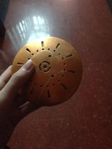 里面放小煤球的～啊～早晨放几个小煤球进去,可以热乎一整天.