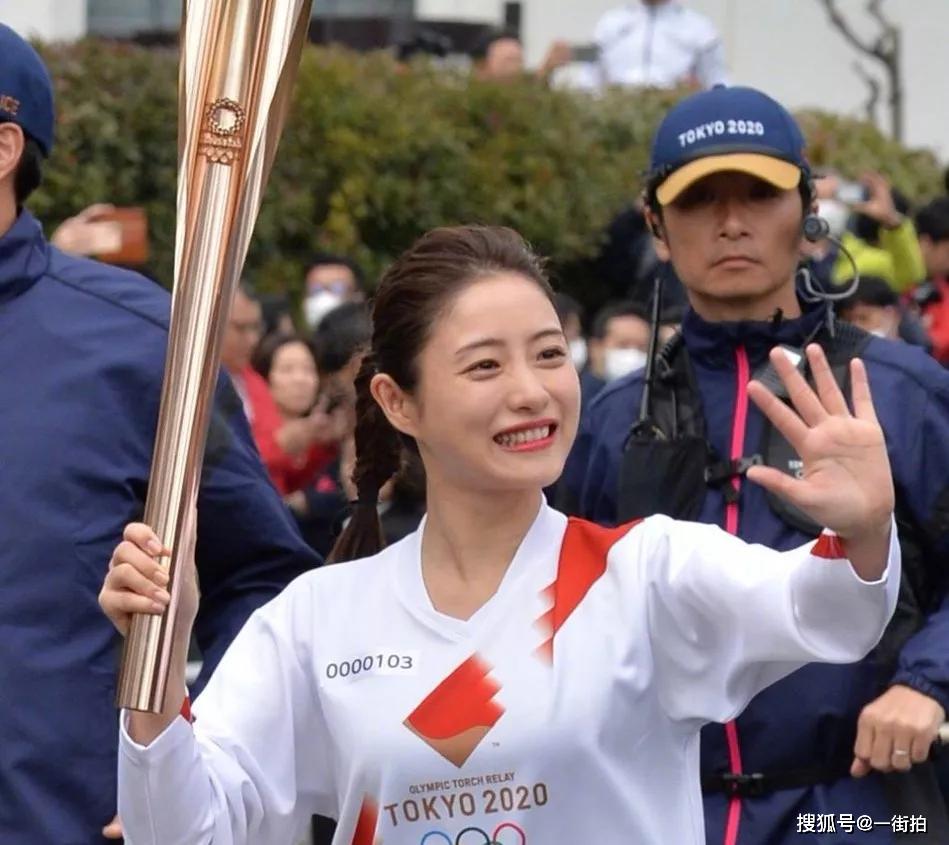 石原里美参加火炬传递,白色装配甜美笑容,网友:国民梦中情人