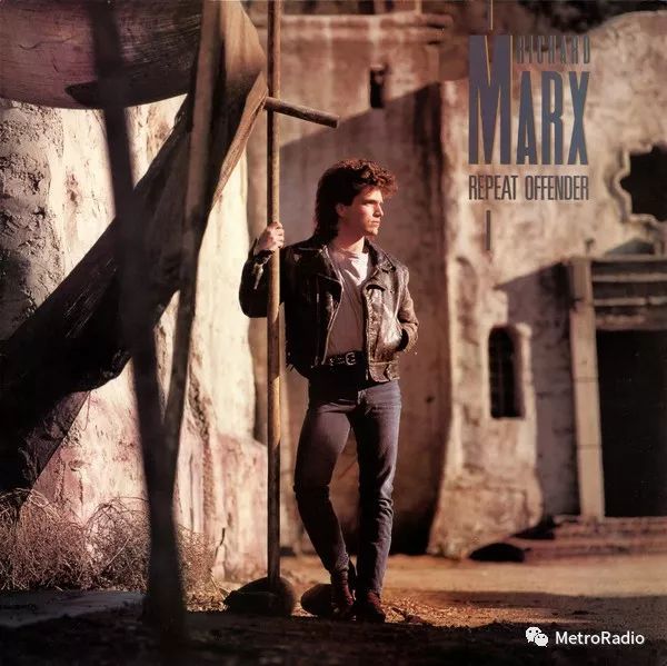 时至今日唱着rightherewaiting的情歌王子风采依旧plustar