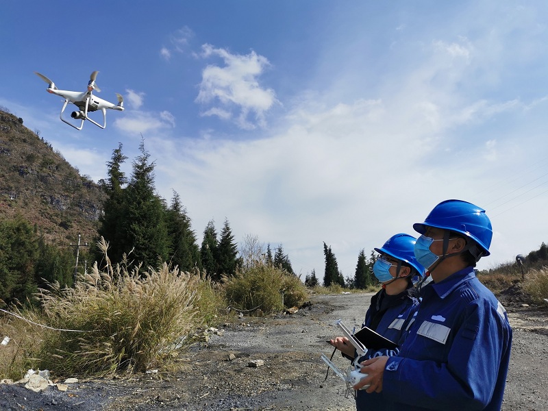 南方电网贵州安顺镇宁供电局用智能巡检助力企业复工复产_输电