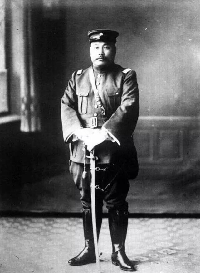 汤玉麟早年替人放牛赶车,因得罪大户人家而落草,和张作霖结识,数次救