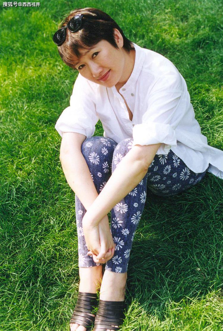 59岁歌手成方圆近照曝光,与前夫王刚离婚后,至今未婚一直单身