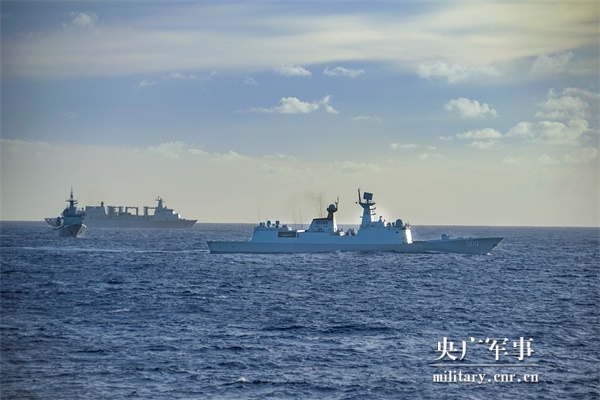 呼和浩特舰雷达班班长卢泽昭向记者介绍,此次演练,他们进行"背靠背"