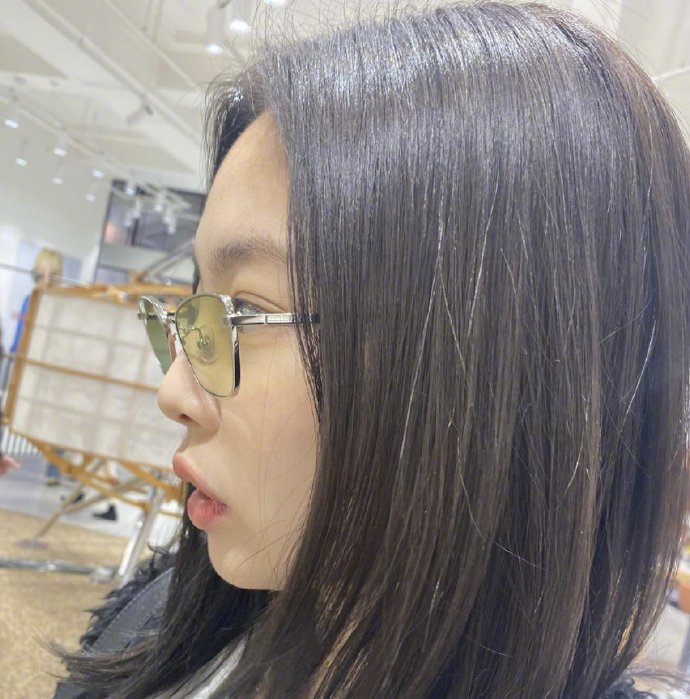 jennie一直以来都以一头乌黑长发为特色,剪了短发之后,jennie这一次又