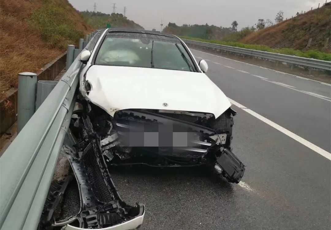 突发!一家人开车途经兴华高速发生车祸,警民接力紧急送医