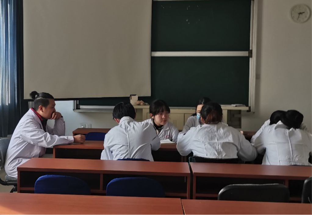 照片七名学生在各自的岗位上协助科室老师们为战"疫"做了基础性的工作