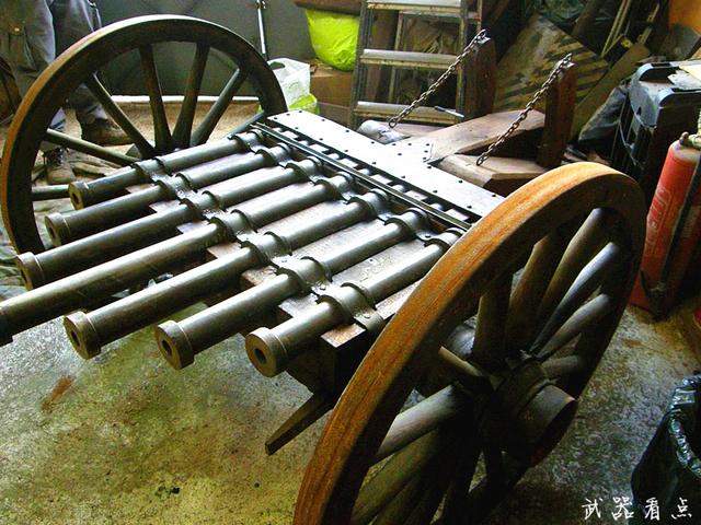 军事丨英国"管风琴"枪,只要两个人操作,就可以对抗