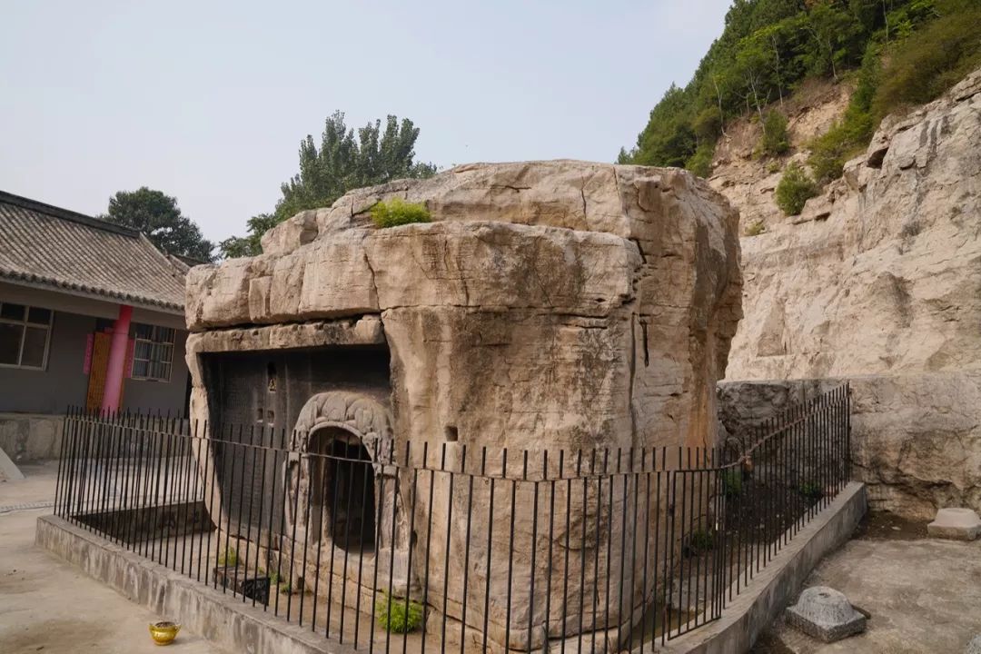 小南海石窟:集雕塑,佛经和经变石刻于一身