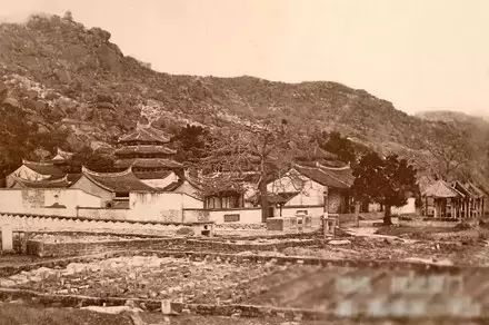 距离南普陀寺大约四公里,要穿过外清山,镇南关乱葬岗,巡司顶,然后翻过