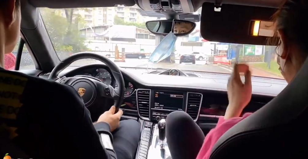 周鹏胳膊粗一圈!开红色保时捷带娇妻去球馆,泳池两人动作很亲密