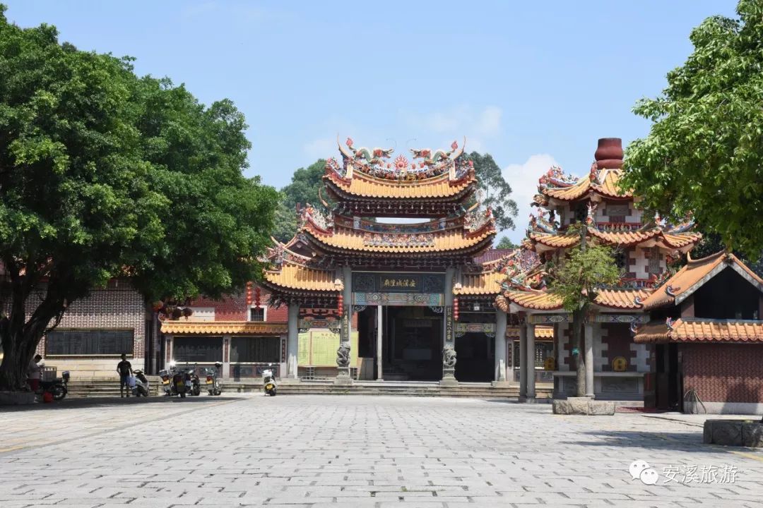 景区内有"八闽第一,五邑无双"之美誉的安溪城隍庙,与"凤麓古刹"东岳寺