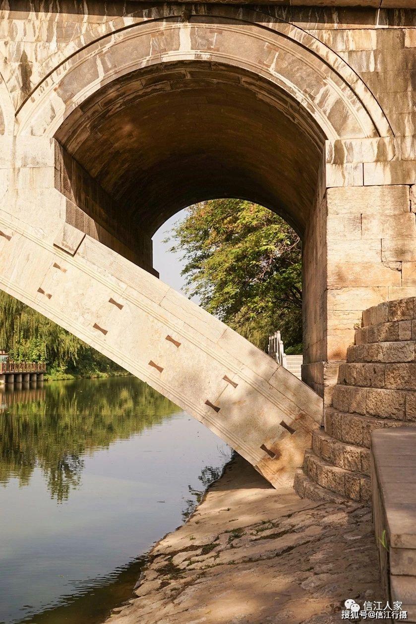 赵州桥石栏板望柱上精雕龙兽和花卉图案,浮雕各具神态的蛟龙形象.