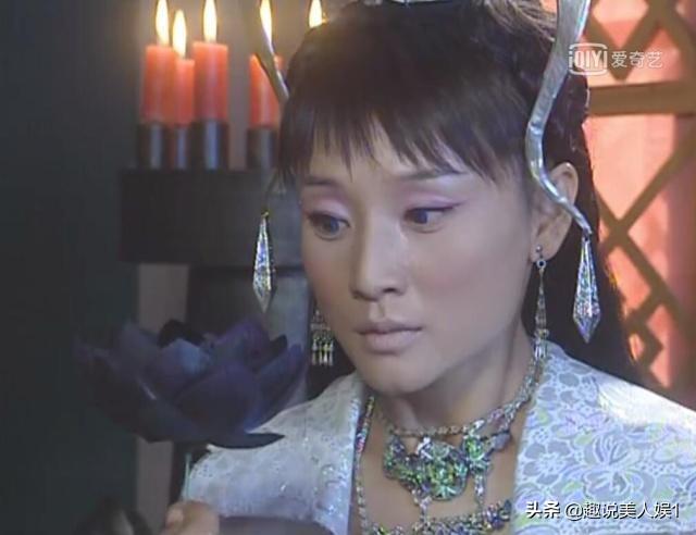《福星高照猪八戒》中,孔琳扮演"拈花一笑"典故中的拈花王后,真身为