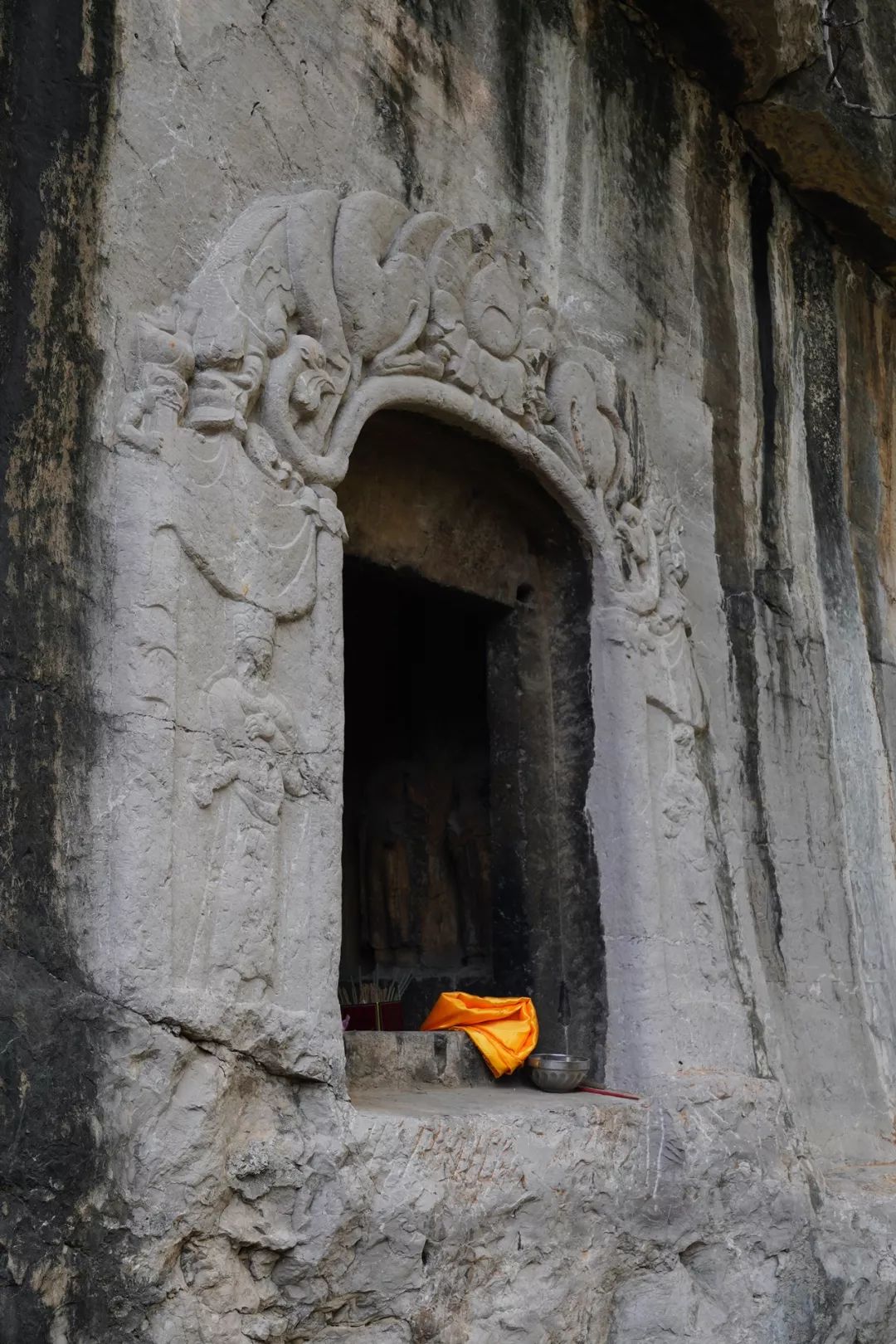 小南海石窟:集雕塑,佛经和经变石刻于一身