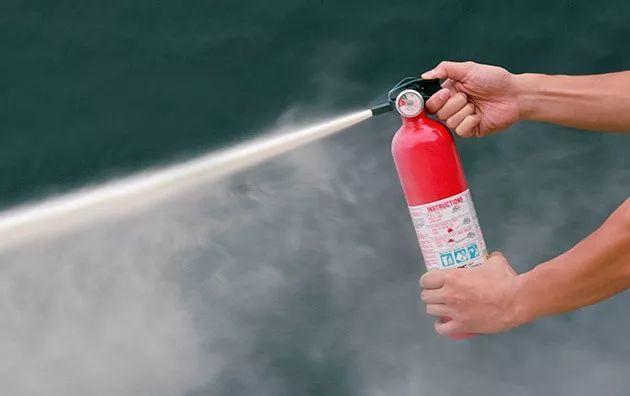 小面积着火可以用湿毛巾,衣物覆盖灭火(也可用水扑灭,但酒精溶于水